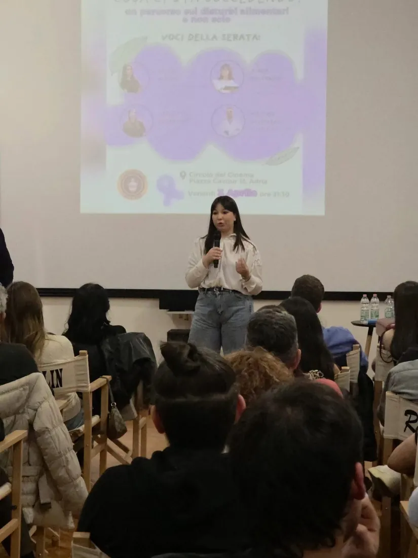 Giada Beltrame parla al pubblico durante la serata “Specchi, bilance e like”