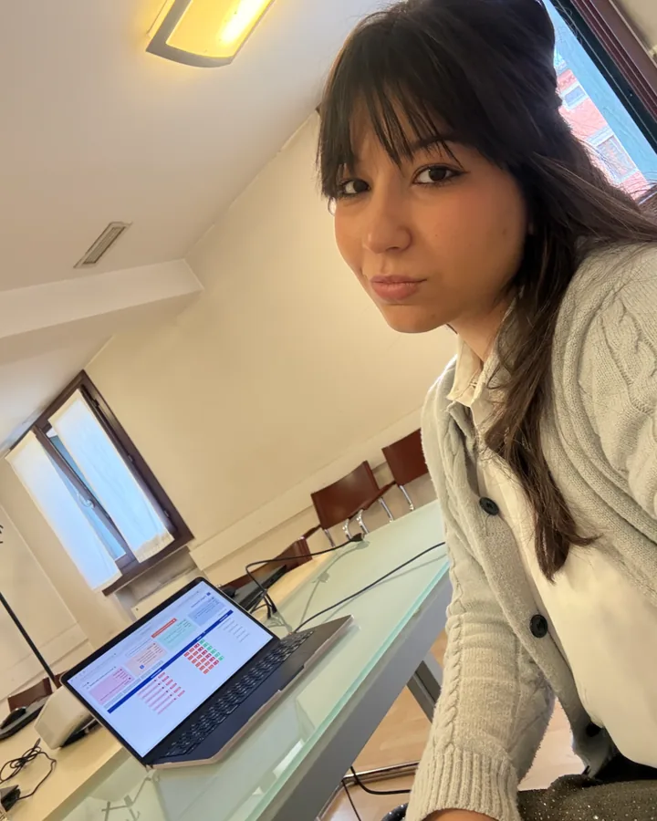 Giada Beltrame in aula con il portatile, durante la docenza per Confindustria Rovigo
