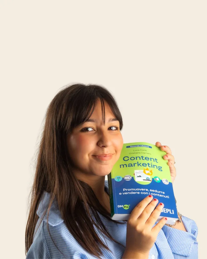 Giada Beltrame sorride tenendo in mano il libro “Content marketing”